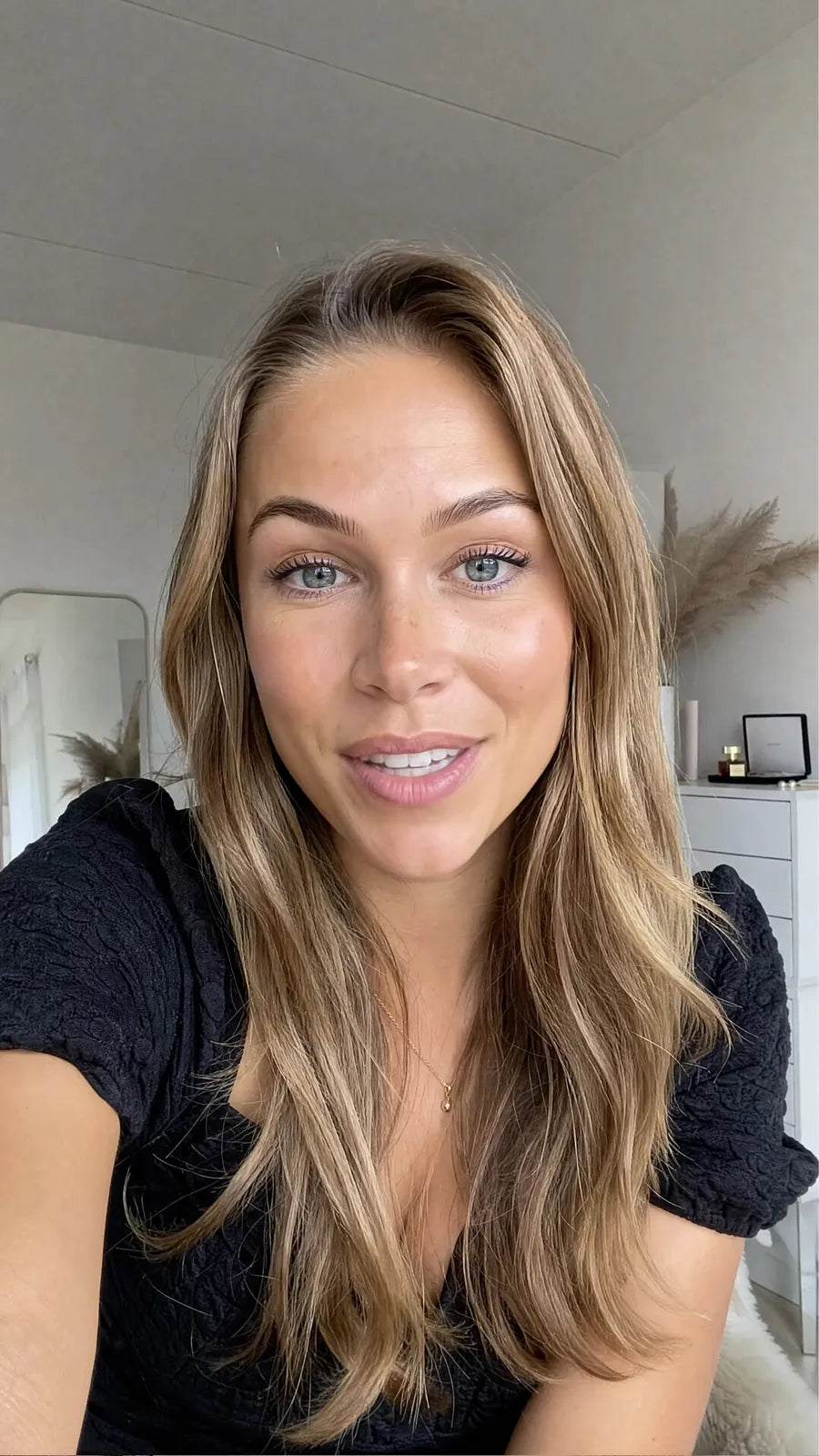 Kvinne med naturlig, jevn hud